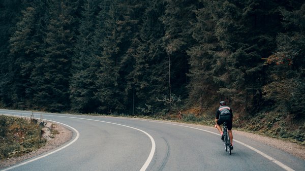 Quels sont les principaux bénéfices des entraînements en salle pour le cyclisme d'endurance?