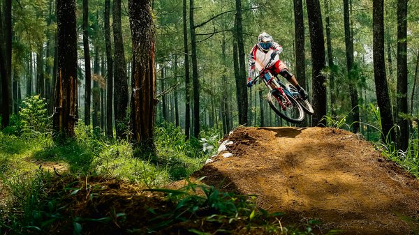 Comment améliorer la stabilité en selle lors des descentes techniques en VTT?